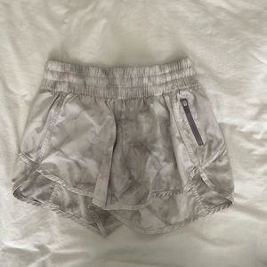 Lululemon Tracker Short 4” size 6